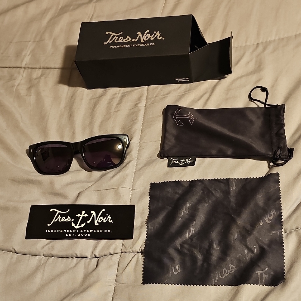 Tres Noir Sunglasses